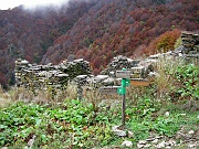 I ruderi dell'Alpe Terza sulla via per la Bocchetta omonima